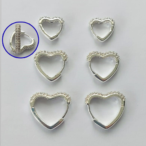 BRINCO FOLHEADO A PRATA - BRINCO DE TRIO ARGOLA CORAÇÃO CRAVEJADOS EM MICROS ZIRCÔNIAS TAMANHOS 12/16/19MM LARGURA 3MM PRBR001302