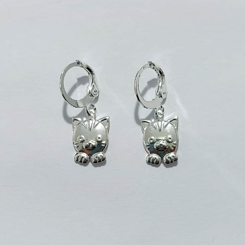 BRINCO FOLHEADA A PRATA COM 50 MILÉSIMOS + VERNIZ DIAMOND - BRINCO DE ARGOLA DE PRESSÃO COM PINGENTE GATINHO 8MM PRBR001303