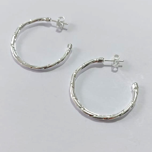 BRINCO FOLHEADA A PRATA COM 50 MILÉSIMOS + VERNIZ DIAMOND - BRINCO DE ARGOLA DESENHADA 30MM LARGURA 1MM PRBR001304