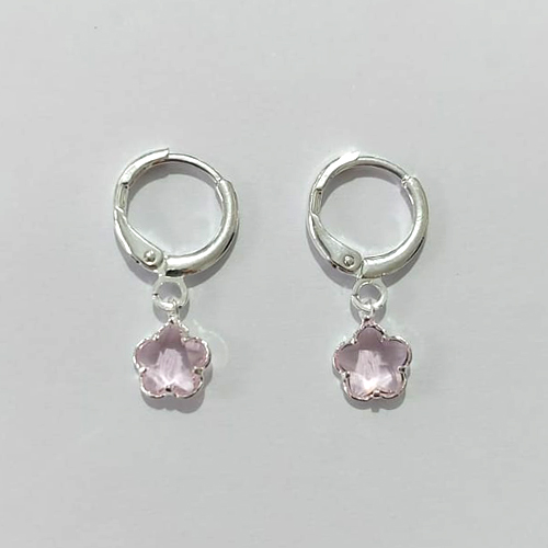 BRINCO FOLHEADO A PRATA COM 50 MILÉSIMOS + VERNIZ DIAMOND BRINCO COM TRANQUETA DE PRESSÃO TREVO ROSA 6MM PRBR001308