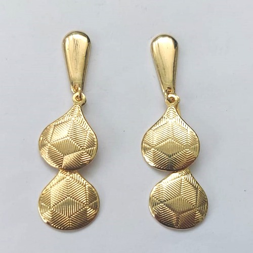 BRINCO FOLHEADO A OURO - BANHADO COM 5 MILÉSIMOS + VERNIZ DIAMOND - BRINCO DE PINO BASE GOTA E PINGENTE COM GOTAS DUPLAS 46MM - (OURO401) OUBR000281