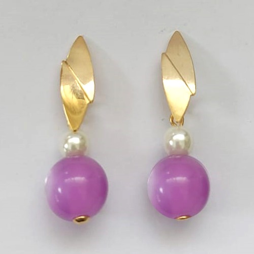 BRINCO FOLHEADO A OURO - BANHADO COM 5 MILÉSIMOS + VERNIZ DIAMOND - BRINCO DE PINO COM BASE FOLHA E PINGENTE PÉROLA E PEDRA OLHO DE GATO LILÁS 11MM - (OURO398) OUBR000282