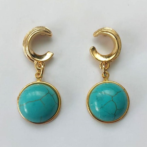 BRINCO FOLHEADO A OURO - BANHADO COM 5 MILÉSIMOS + VERNIZ DIAMOND - BRINCO DE PINO COM BASE GOTA VAZADA E PEDRA EM RESINA BRANCA 18MM - (OURO388) OUBR000285