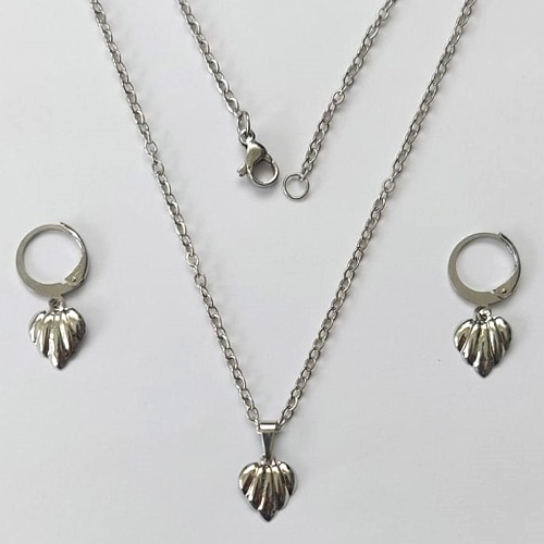 CONJUNTO EM AÇO INOXIDÁVEL - CONJUNTO COM CORRENTE 50CM (AÇO03C) BRINCO ARGOLINHA DE PRESSÃO E PINGENTE CONCHA 11MM - COMPOSIÇÃO: AÇO INOXIDÁVEL - (AÇO2181) ACCJ000117