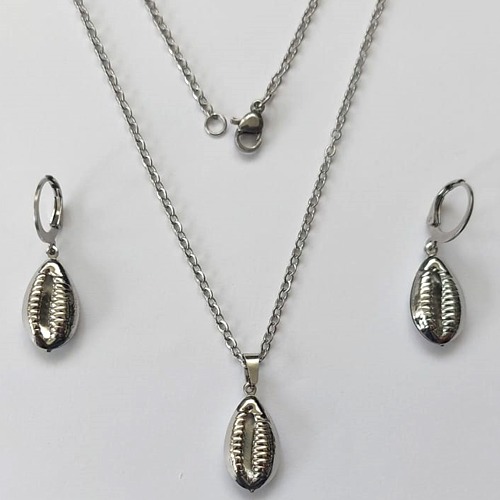 CONJUNTO EM AÇO INOXIDÁVEL - CONJUNTO COM CORRENTE 50CM (AÇO03C) BRINCO ARGOLINHA DE PRESSÃO E PINGENTE BUZIOS 15MM - COMPOSIÇÃO: AÇO INOXIDÁVEL - (AÇO2180) ACCJ000118