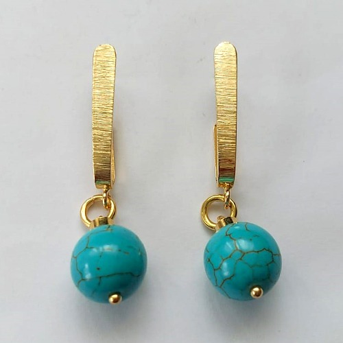 BRINCO FOLHEADO A OURO - BANHADO COM 5 MILÉSIMOS + VERNIZ DIAMOND - BRINCO DE PINO COM BASE COMPRIDA E PINGENTE PEDRA HOWLITA TURQUESA 12MM - (OURO396) OUBR000291