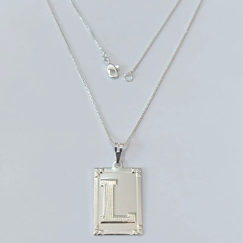 GARGANTILHA FOLHEADA A PRATA COM 50 MILÉSIMOS + VERNIZ DIAMOND - GARGANTILHA CORRENTE 45CM PINGENTE PLACA RETANGULAR LETRA " L " 20X28MM - FECHO LAGOSTA - PRGG001495