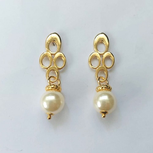 BRINCO FOLHEADO A OURO - BANHADO COM 5 MILÉSIMOS + VERNIZ DIAMOND - BRINCO DE PINO BASE FLOR VAZADA E PINGENTE EM PÉROLA 11MM ( OURO415) OUBR000293