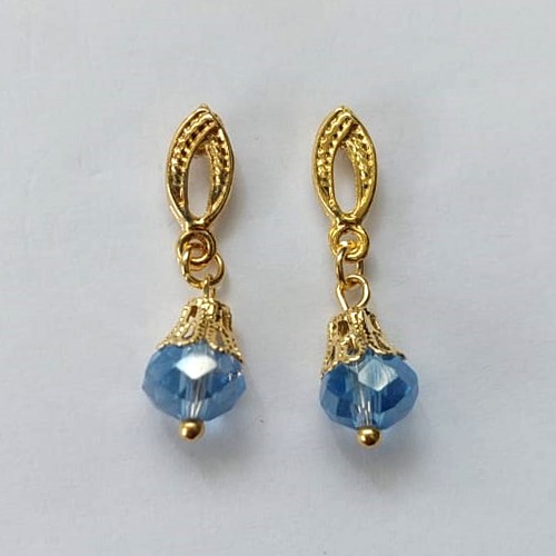 BRINCO FOLHEADO A OURO - BANHADO COM 5 MILÉSIMOS + VERNIZ DIAMOND - BRINCO DE PINO BASE VAZADA E CRISTAL AUSTRÍACO 8MM (OURO445) OUBR000297