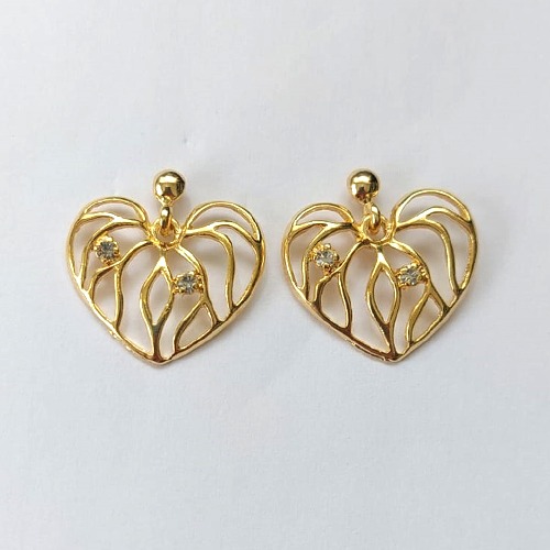 BRINCO FOLHEADO A OURO - BANHADO COM 5 MILÉSIMOS + VERNIZ DIAMOND - BRINCO DE PINO CORAÇÃO VAZADO COM PEDRAS EM ZIRCÔNIA 22X26MM (OURO449) OUBR000299