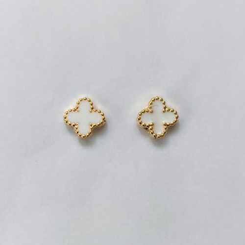 BRINCO FOLHEADO A OURO - BANHADO COM 5 MILÉSIMOS + VERNIZ DIAMOND - BRINCO DE PINO TREVO TIPO VAN CLEEF BRANCO 8MM - (OURO485) OUBR000317