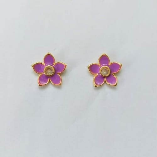 BRINCO FOLHEADO A OURO - BANHADO COM 5 MILÉSIMOS + VERNIZ DIAMOND - BRINCO DE PINO FLOR ESMALTADA LILÁS 15MM - (OURO483) OUBR000319