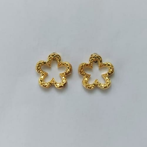 BRINCO FOLHEADO A OURO - BANHADO COM 5 MILÉSIMOS + VERNIZ DIAMOND - BRINCO DE PINO FLOR VAZADA 11MM - (OURO479) OUBR000323