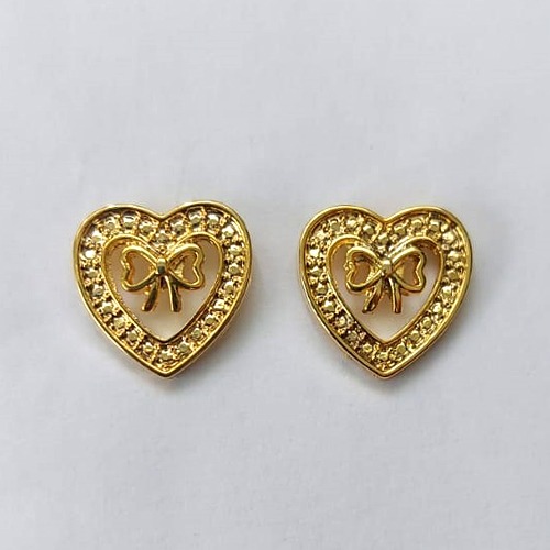 BRINCO FOLHEADO A OURO - BANHADO COM 5 MILÉSIMOS + VERNIZ DIAMOND - BRINCO DE PINO CORAÇÃO COM LACINHO VAZADO 11X11MM - (OURO473) OUBR000334