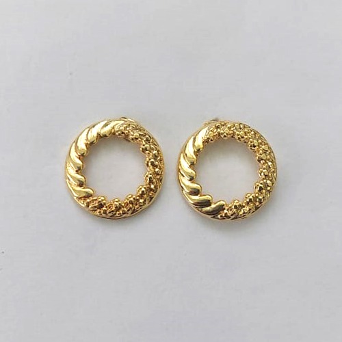 BRINCO FOLHEADO A OURO - BANHADO COM 5 MILÉSIMOS + VERNIZ DIAMOND - BRINCO DE PINO COM CÍRCULO VAZADO 13MM - (OURO466) OUBR000326