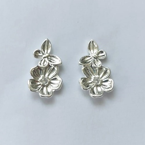 BRINCO FOLHEADO A PRATA COM 50 MILÉSIMOS + VERNIZ DIAMOND - BRINCO DE PINO FLOR E BORBOLETA 10X18MM - (PRA608) PRBR001315