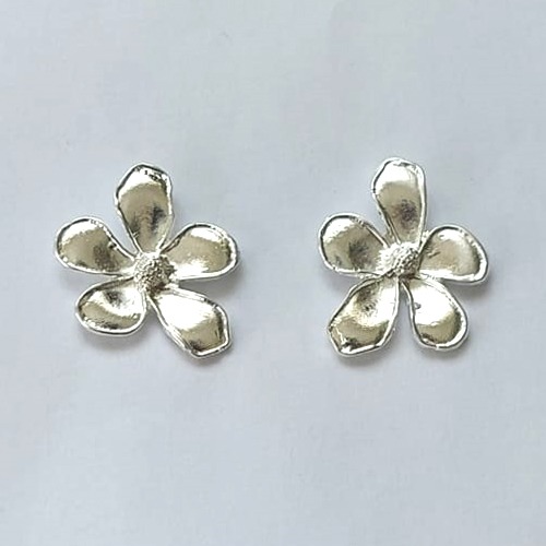 BRINCO FOLHEADO A PRATA COM 50 MILÉSIMOS + VERNIZ DIAMOND - BRINCO DE PINO FLOR 18X21MM - (PRA607) PRBR001316