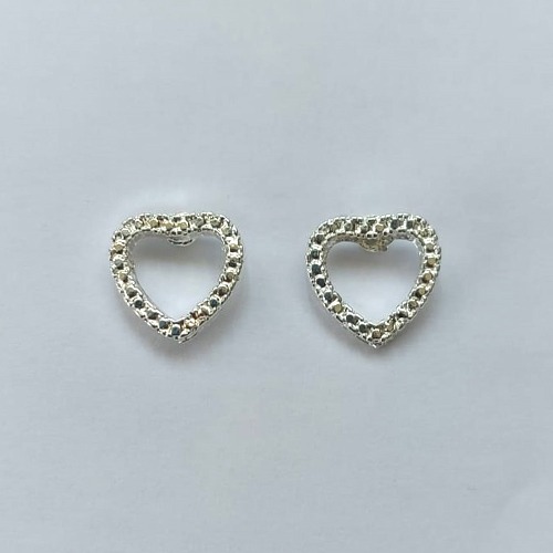 BRINCO FOLHEADO A PRATA COM 50 MILÉSIMOS + VERNIZ DIAMOND - BRINCO DE PINO CORAÇÃO VAZADO 10MM - (PRA606) PRBR001317