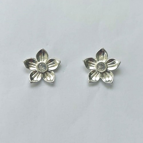 BRINCO FOLHEADO A PRATA COM 50 MILÉSIMOS + VERNIZ DIAMOND - BRINCO DE PINO FLOR COM ZIRCÔNIA 15MM - (PRA602) PRBR001321