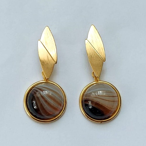 BRINCO FOLHEADO A OURO - BANHADO COM 5 MILÉSIMOS + VERNIZ DIAMOND - BRINCO DE PINO BASE FOLHA E PINGENTE EM PEDRA NATURAL ÁGATA 13MM (OURO538) OUBR000328