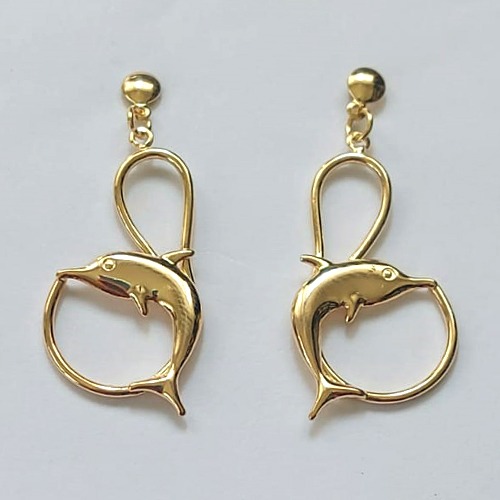 BRINCO FOLHEADO A OURO - BANHADO COM 5 MILÉSIMOS + VERNIZ DIAMOND - BRINCO DE PINO GOLFINHO VAZADO 16X27MM - (OURO536) OUBR000329