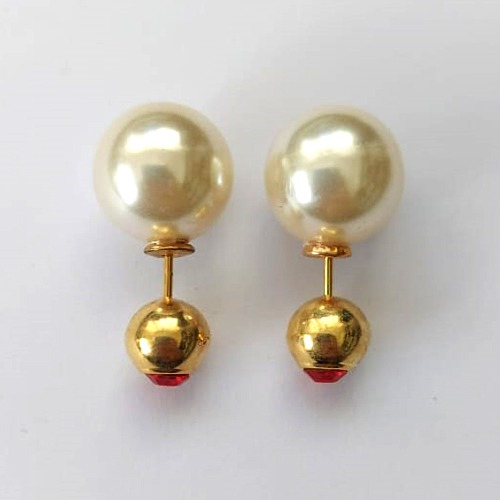 BRINCO FOLHEADO A OURO - BANHADO COM 5 MILÉSIMOS + VERNIZ DIAMOND - BRINCO DE PINO COM PÉROLA E ZIRCÔNIA VERMELHA - (OURO520) OUBR000343