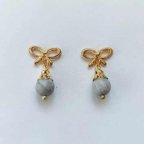 BRINCO FOLHEADO A OURO - BANHADO COM 5 MILÉSIMOS + VERNIZ DIAMOND - BRINCO DE PINO COM BASE LACINHO E PINGENTE PEDRA NATURAL 7MM - (OURO515) OUBR000345