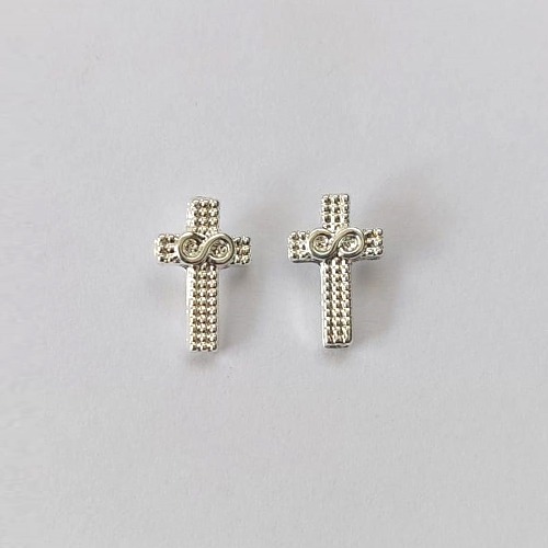 BRINCO FOLHEADO A PRATA COM 50 MILÉSIMOS + VERNIZ DIAMOND - BRINCO DE PINO CRUCIFIXO COM INFINITO 12MM - (PRA611) PRBR001322