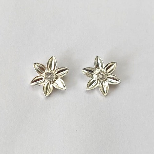 BRINCO FOLHEADO A PRATA COM 50 MILÉSIMOS + VERNIZ DIAMOND - (CRIS) BRINCO DE PINO FLOR COM ZIRCÔNIA 14MM - (PRA613) PRBR001323