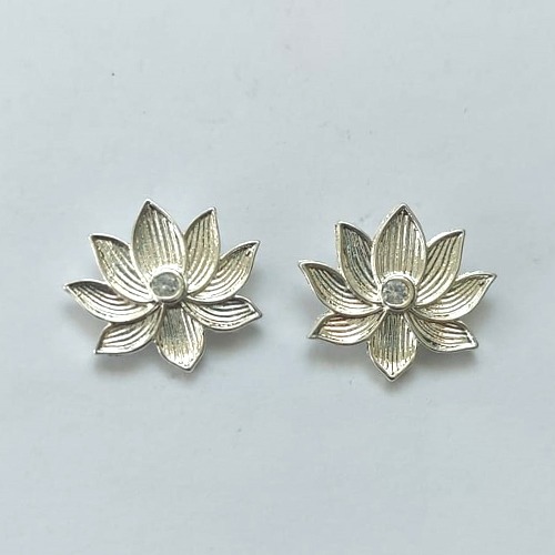 BRINCO FOLHEADO A PRATA COM 50 MILÉSIMOS + VERNIZ DIAMOND - BRINCO DE PINO FLOR COM ZIRCÔNIAS 15MM - (PRA616) PRBR001327