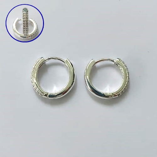 BRINCO FOLHEADO A PRATA COM 50 MILÉSIMOS + VERNIZ DIAMOND - BRINCO ARGOLA CRAVEJADO COM 2 FILEIRAS DE MICROS ZIRCÔNIAS 3X14MM - (PRA627) PRBR001336