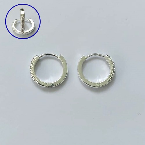 BRINCO FOLHEADO A PRATA COM 50 MILÉSIMOS + VERNIZ DIAMOND - BRINCO ARGOLA CRAVEJADO COM 1 FILEIRA DE MICROS ZIRCÔNIAS 2X16MM - (PRA629) PRBR001339