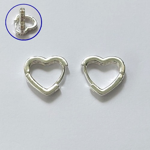 BRINCO FOLHEADO A PRATA COM 50 MILÉSIMOS + VERNIZ DIAMOND - BRINCO ARGOLA CORAÇÃO CRAVEJADO COM 1 FILEIRA DE MICROS ZIRCÔNIAS 2X13MM - (PRA632)) PRBR001342