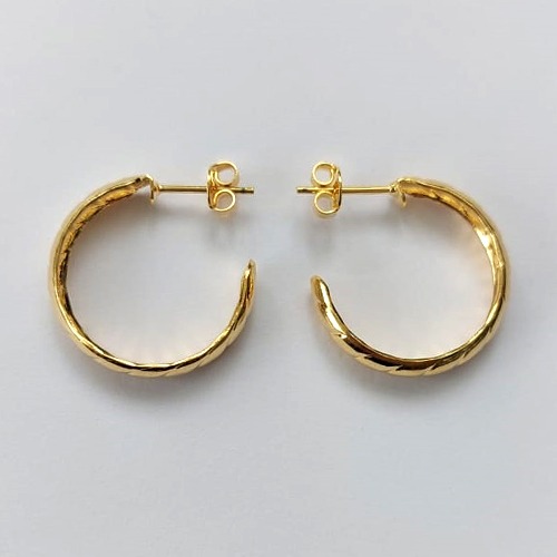 BRINCO FOLHEADO A OURO - BANHADO COM 5 MILÉSIMOS + VERNIZ DIAMOND - BRINCO DE PINO ARGOLA 3X22MM - (OURO571) OUBR000368