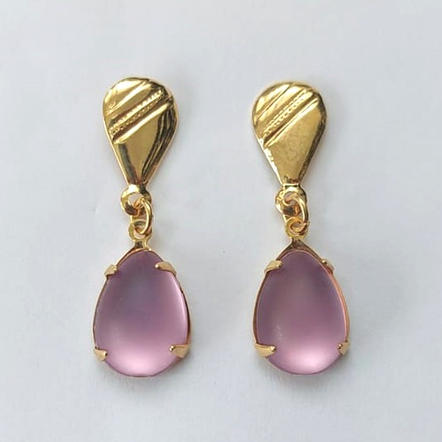 BRINCO FOLHEADO A OURO - BANHADO COM 5 MILÉSIMOS + VERNIZ DIAMOND - BRINCO DE PINO BASE GOTA E PINGENTE EM PEDRA BRILHO DA LUA 9X13MM - (OURO587) OUBR000373