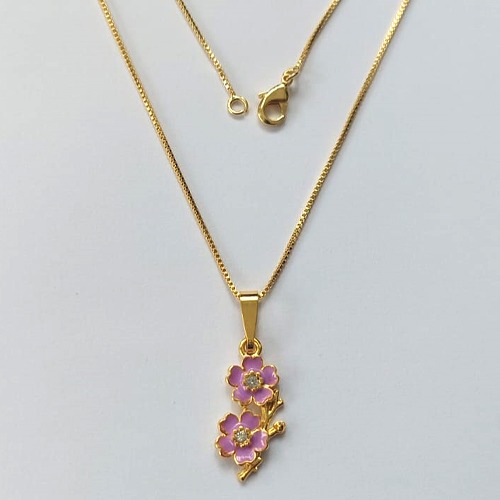 GARGANTILHA FOLHEADO A OURO - BANHADO COM 5 MILÉSIMOS + VERNIZ DIAMOND - PINGENTE DE FLOR RESINADO 20MM OUGG000142