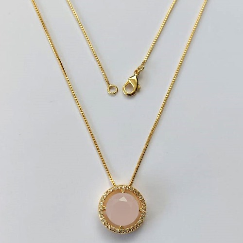 GARGANTILHA FOLHEADA A OURO - COM CORRENTE VENEZIANA 45CM E PINGENTE CRAVEJADO COM MICRO ZIRCÔNIAS E ZIRCÔNIA ROSA 10MM (OURO619) OUGG000183