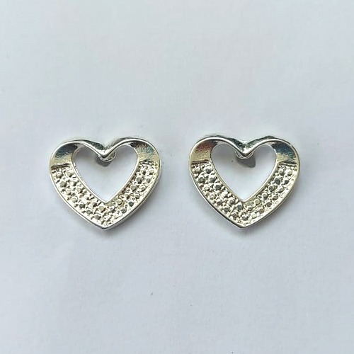 BRINCO FOLHEADO A PRATA COM 50 MILÉSIMOS + VERNIZ DIAMOND - BRINCOS DE PINO CORAÇÃO DESENHADO 10MM- (PRA657) PRBR001357