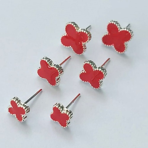 BRINCO FOLHEADO A PRATA COM 50 MILÉSIMO+ VERNIZ DIAMOND TRIO DE BRINCOS COM TREVOS VERMELHOS 10/7/6MM (PRA665) PRBR001362