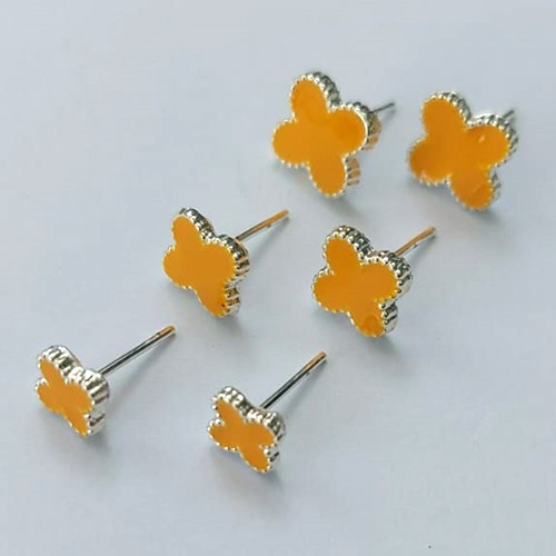 BRINCO FOLHEADO A PRATA COM 50 MILÉSIMO+ VERNIZ DIAMOND TRIO DE BRINCOS COM TREVOS AMARELOS 10/7/6MM (PRA667) PRBR001363