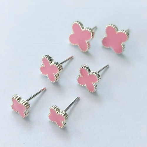 BRINCO FOLHEADO A PRATA COM 50 MILÉSIMO+ VERNIZ DIAMOND TRIO DE BRINCOS COM TREVOS ROSAS 10/7/6MM (PRA669) PRBR001365