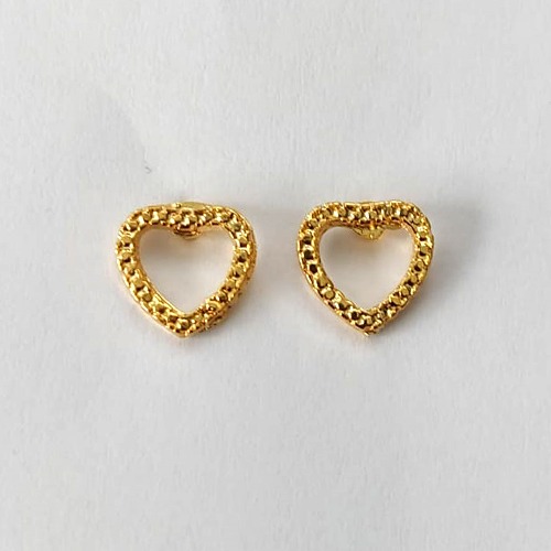 BRINCO FOLHEADO A OURO - BANHADO COM 5 MILÉSIMOS + VERNIZ DIAMOND - BRINCO DE PINO CORAÇÃO VAZADO 10MM - (OURO647) OUBR000385