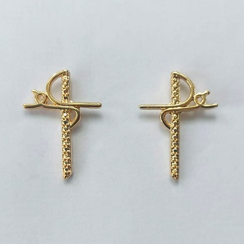 BRINCO FOLHEADO A OURO - BANHADO COM 5 MILÉSIMOS + VERNIZ DIAMOND - BRINCO DE PINO CRUCIFIXO FÉ 12MM - (OURO649) OUBR000386