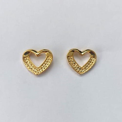 BRINCO FOLHEADO A OURO - BANHADO COM 5 MILÉSIMOS + VERNIZ DIAMOND - BRINCO DE PINO CORAÇÃO VAZADO 12MM - (OURO652) OUBR000388