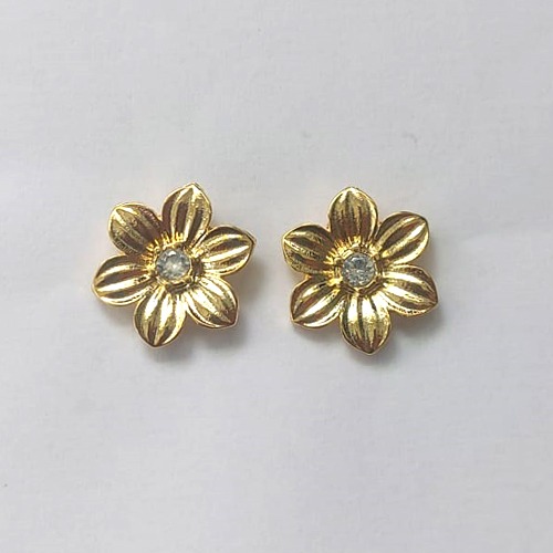 BRINCO FOLHEADO A OURO - BANHADO COM 5 MILÉSIMOS + VERNIZ DIAMOND - BRINCO DE PINO FLOR COM ZIRCÔNIA 12MM - (OURO655) OUBR000390