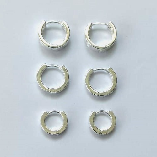 BRINCO FOLHEADO A PRATA COM 50 MILÉSIMO+ VERNIZ DIAMOND - TRIO DE BRINCOS DE ARGOLA DESENHADA 13/12/10MM (PRA681)PRBR001373