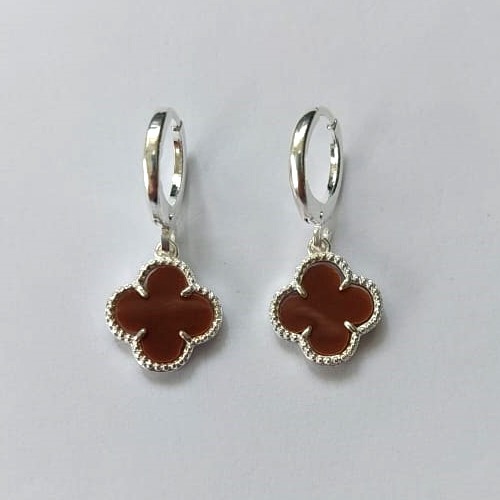 BRINCO FOLHEADO A PRATA COM 50 MILÉSIMOS + VERNIZ DIAMOND ARGOLA DE PRESSÃO(TRANQUETA) TREVO MARRON 10MM(PRA704) PRBR001399