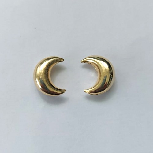 BRINCO FOLHEADO A OURO - BANHADO COM 5 MILÉSIMOS + VERNIZ DIAMOND - BRINCO DE PINO COM LUA 12MM - (OURO757) OUBR000404