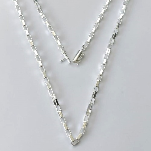 CORRENTE FOLHEADA A PRATA COM 50 MILÉSIMOS + VERNIZ DIAMOND - CORRENTE QUADRADINHA 3MM - TAMANHO: 70CM E FECHO CANHÃO - (PRA715) PRCR000159