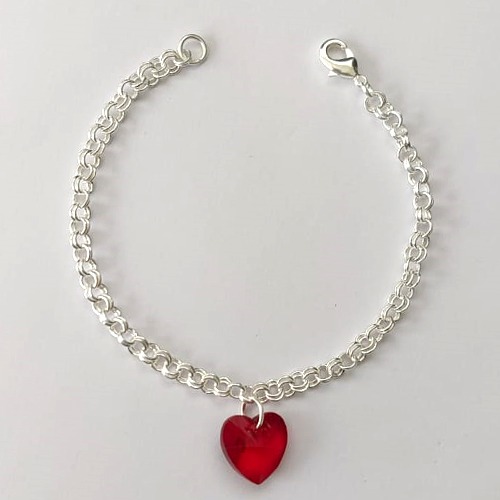 PULSEIRA FOLHEADA A PRATA COM 50 MILÉSIMOS + VERNIZ DIAMOND - CORRENTE ELOS DUPLOS E PINGENTE CORAÇÃO VERMELHO EM VIDRO - TAMANHO: 18CM E FECHO LAGOSTA - (PRA722) PRPS001202